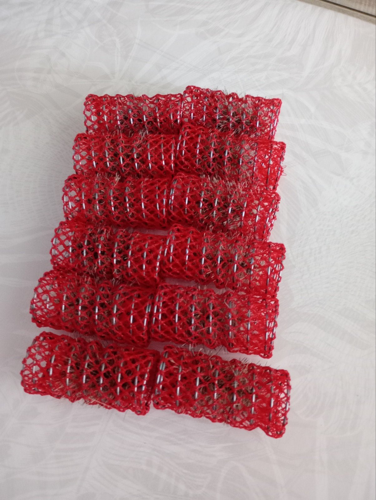 Lot de 12 bigoudis vintage en métal et résille rouge, Enlèvement ou Envoi