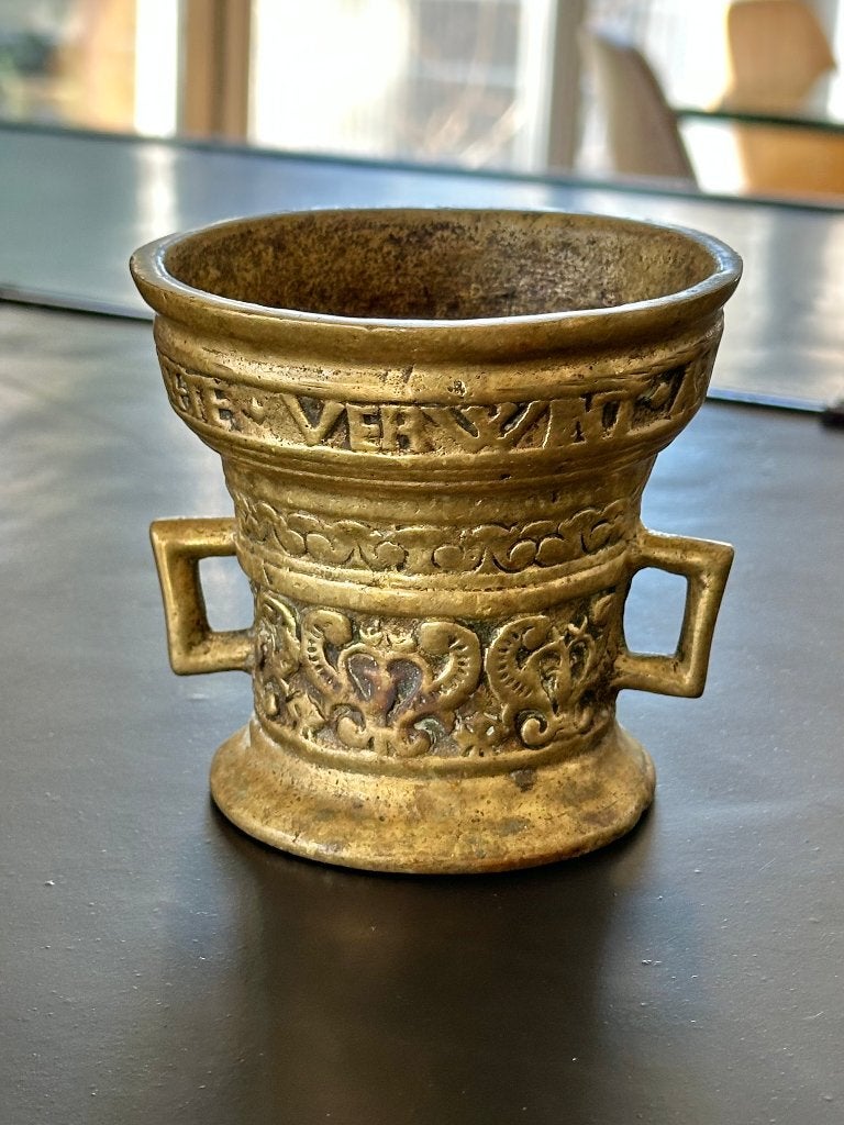 Ancien Mortier d’apothicaire 1590 bronze 1,2kg, Enlèvement, Bronze