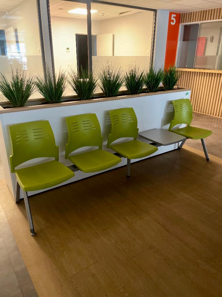 Spacio Berhin banc 4 places vert ou rouge, Rouge, Enlèvement, Utilisé, Autres matériaux