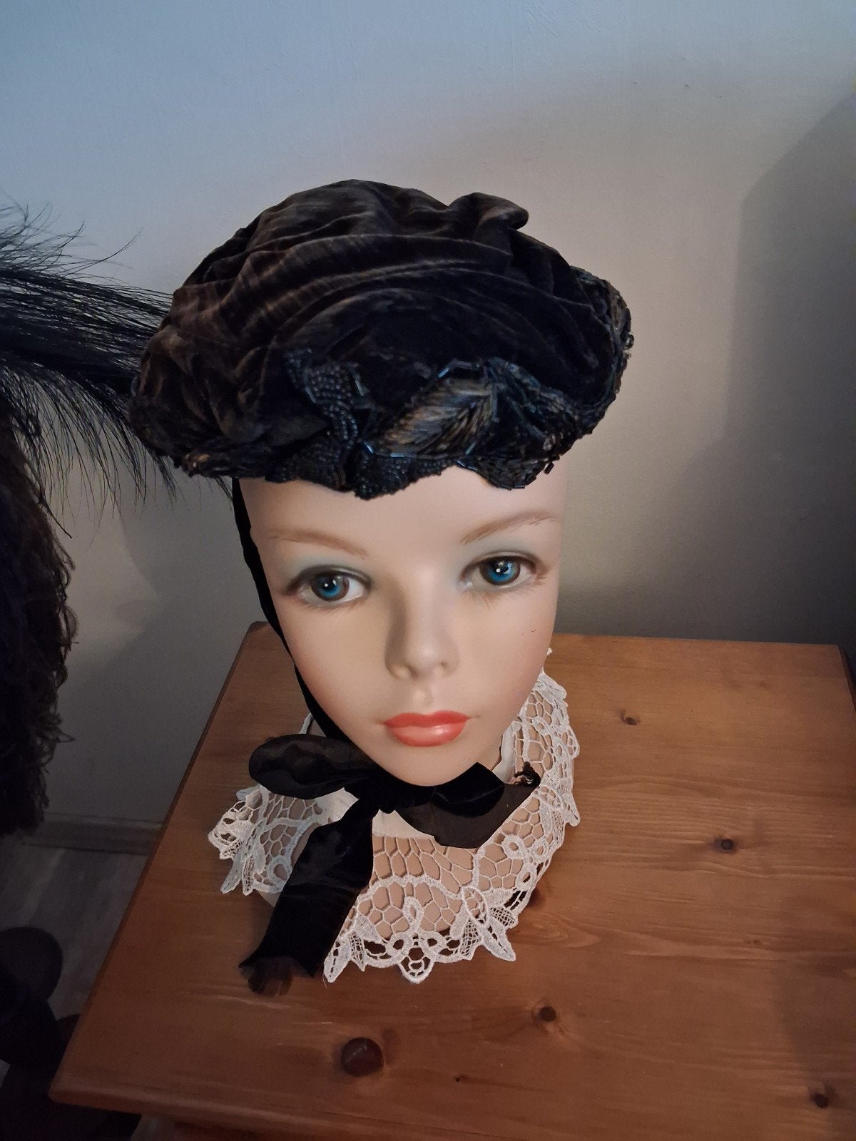 Hoofd samen met vintage hoedje van fluweel en parels ., Antiek en Kunst, Ophalen of Verzenden, Dames, Geen merk