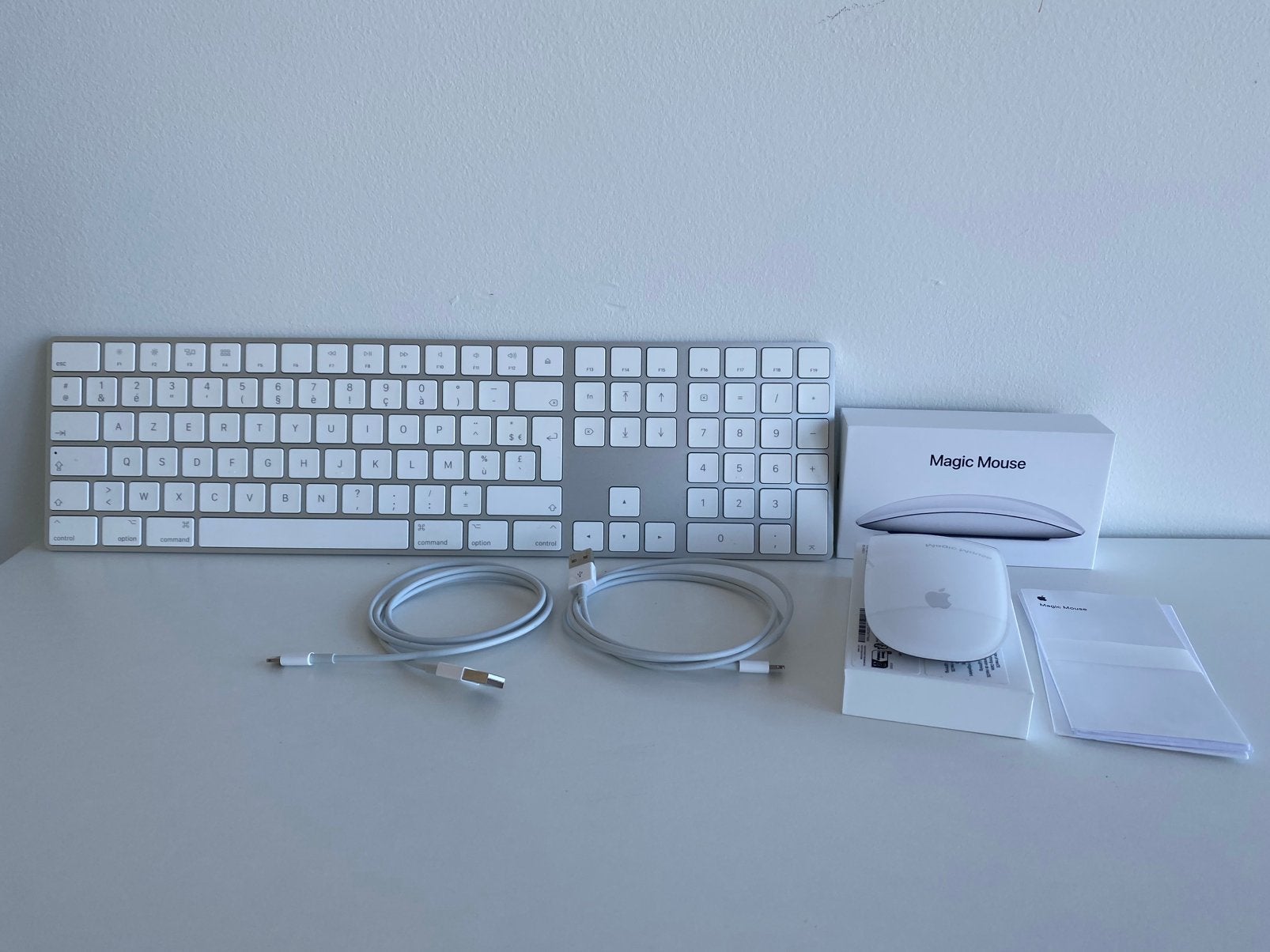Clavier magique AZERTY + Souris magique, Informatique & Logiciels, Claviers, Comme neuf, Azerty, Sans fil, Rechargeable, Plug-and-play