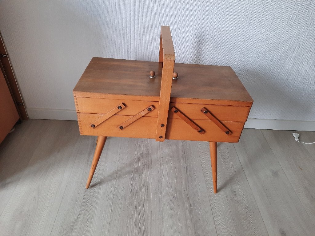 Vintage naaikoffer op poten, Hobby & Loisirs créatifs, Couture & Fournitures, Enlèvement, Utilisé