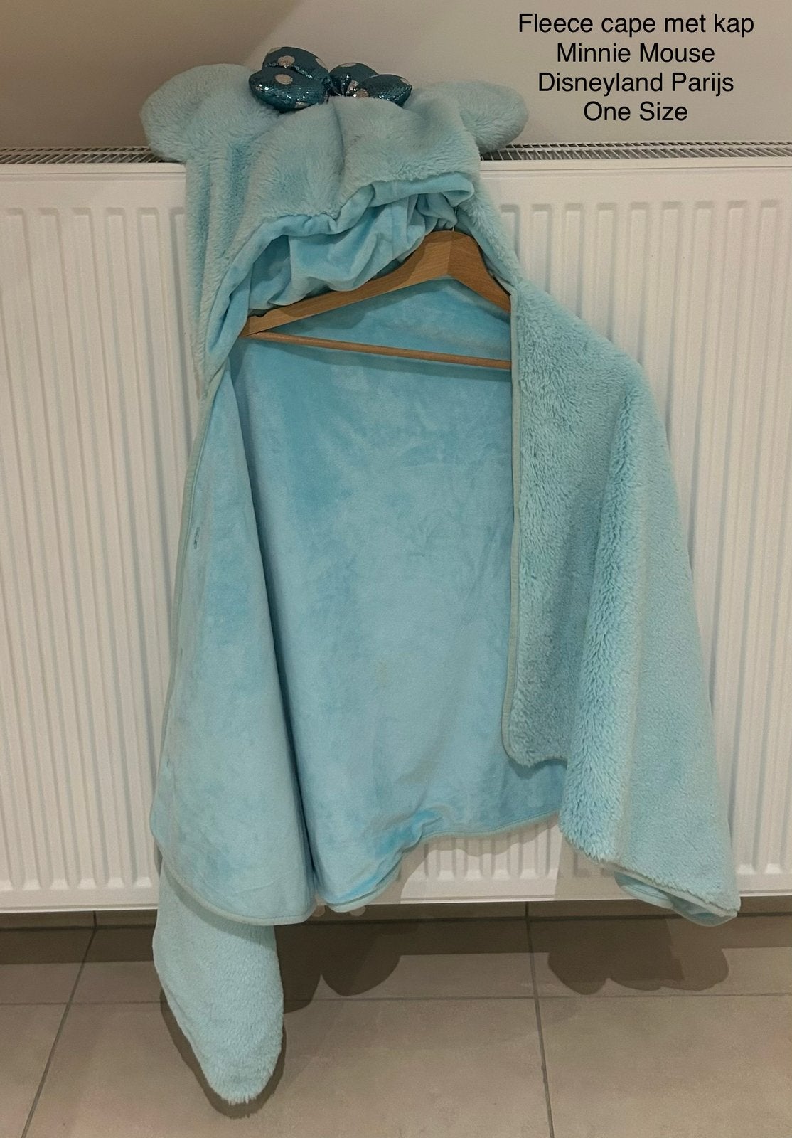Fleece cape met kap (Disneyland Parijs, One Size), Caravans en Kamperen, Ophalen of Verzenden, Zo goed als nieuw