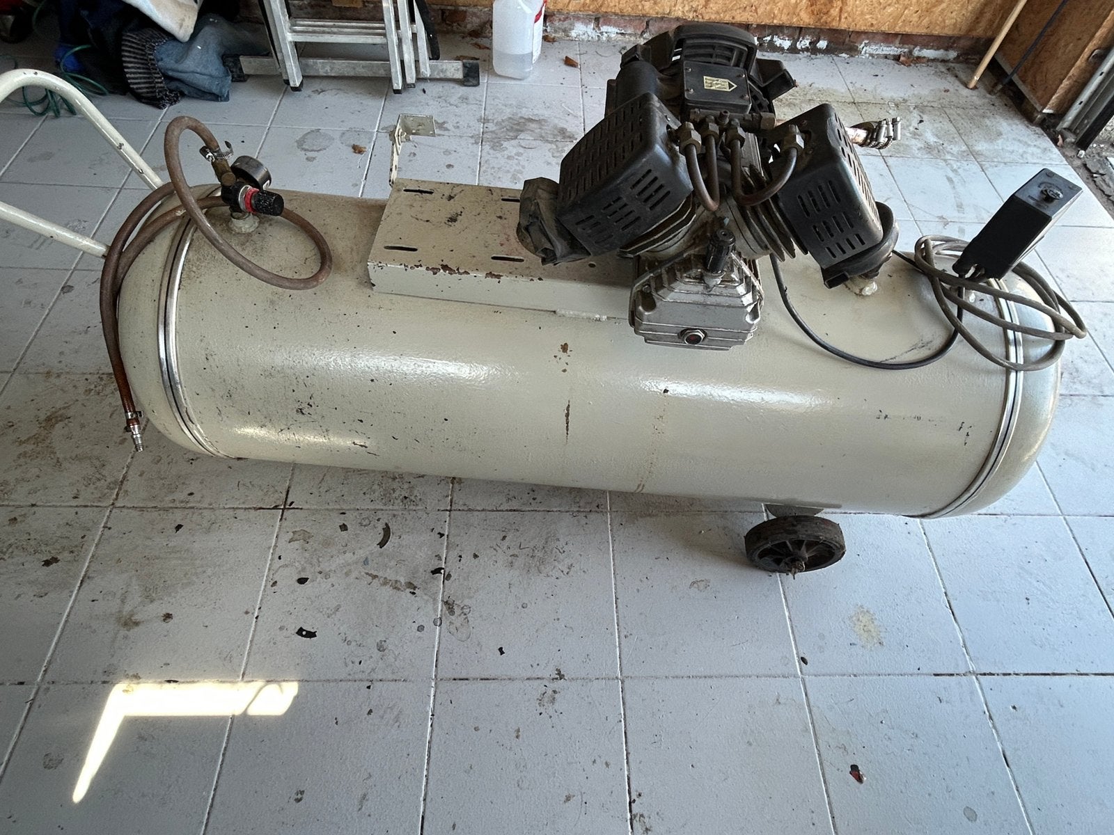 Goede compressor 200l vat, Enlèvement, 200 à 400 litres/min, Utilisé, 6 à 10 bars