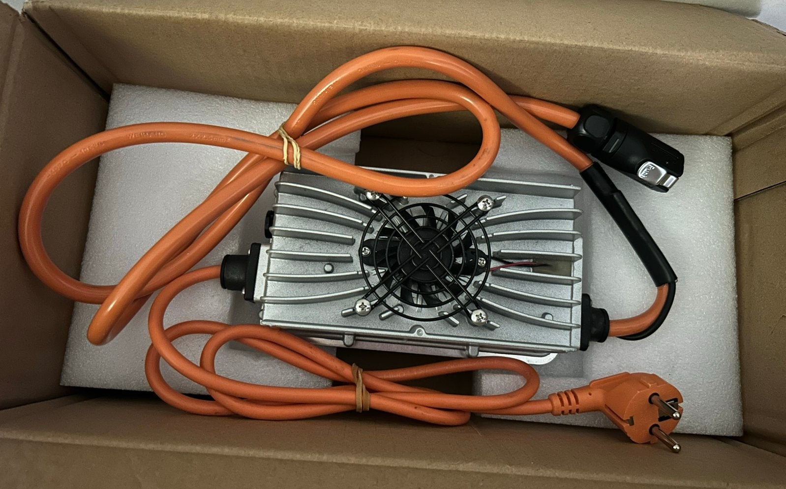 CHARGEUR DE BATTERIE SUR-RON LIGHT BEE, Vélos & Vélomoteurs, Enlèvement ou Envoi, Comme neuf