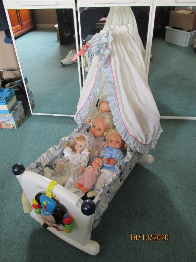 grote plastiek wieg met poppen, Ophalen