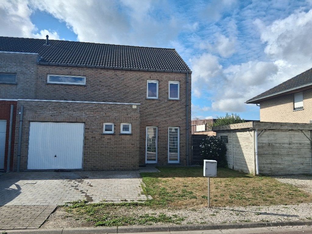 halfopen bebouwing in doodlopende straat in Zwevezele, Zwevezele, Via bemiddelaar, 175 kWh/m²/jaar, 3 kamers