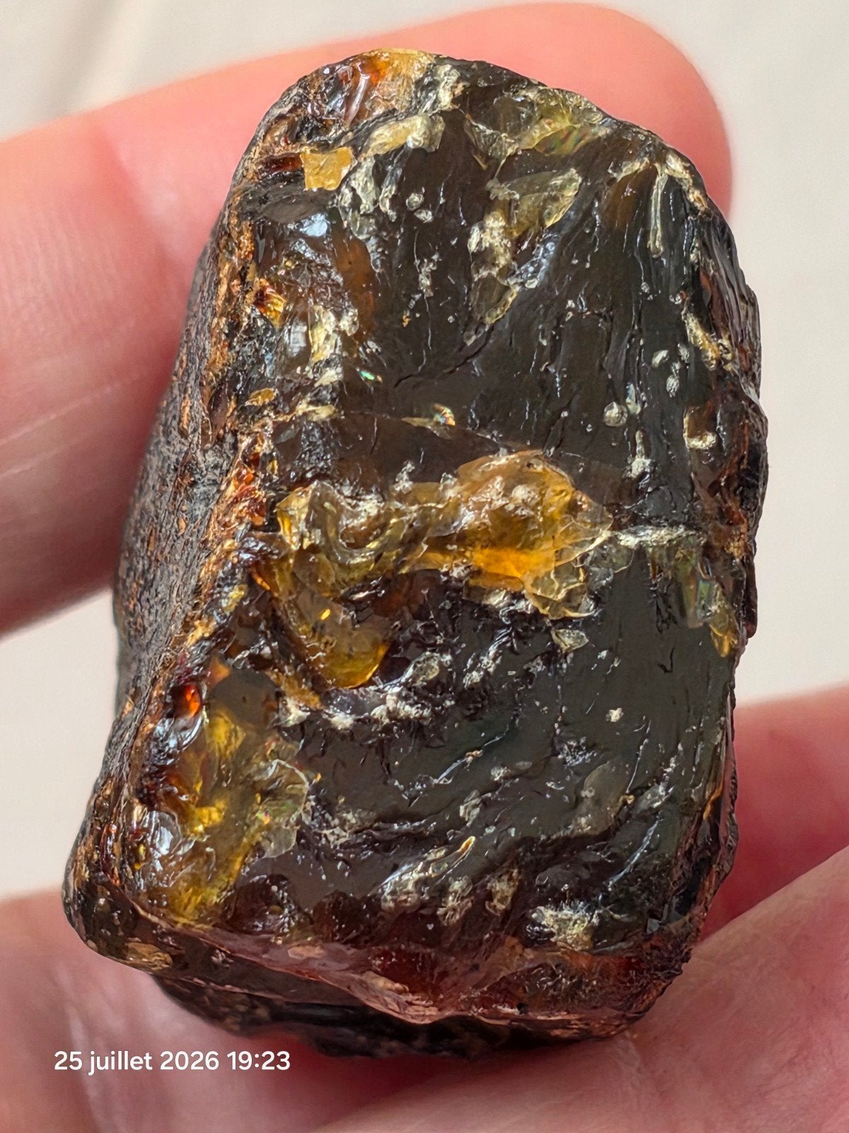 Stukje rauwe barnsteen uit Indonesië, Ophalen, Mineraal