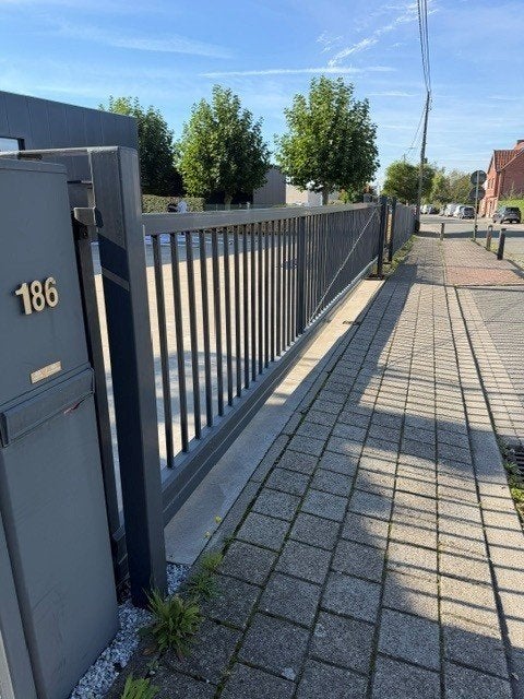 Hekken geautomatiseerd + afsluiting gelakt metaal, Tuin en Terras, Ophalen, Met poort, Gebruikt, Spijlenhekwerk