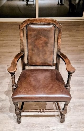 Antieke bureaustoel, Enlèvement