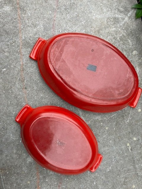 2 RODE GIETIJZEREN OVENSCHOTELS. DE KLEINE IS NOG NIEUW, Huis en Inrichting, Ophalen of Verzenden, Zo goed als nieuw, Krasbestendig