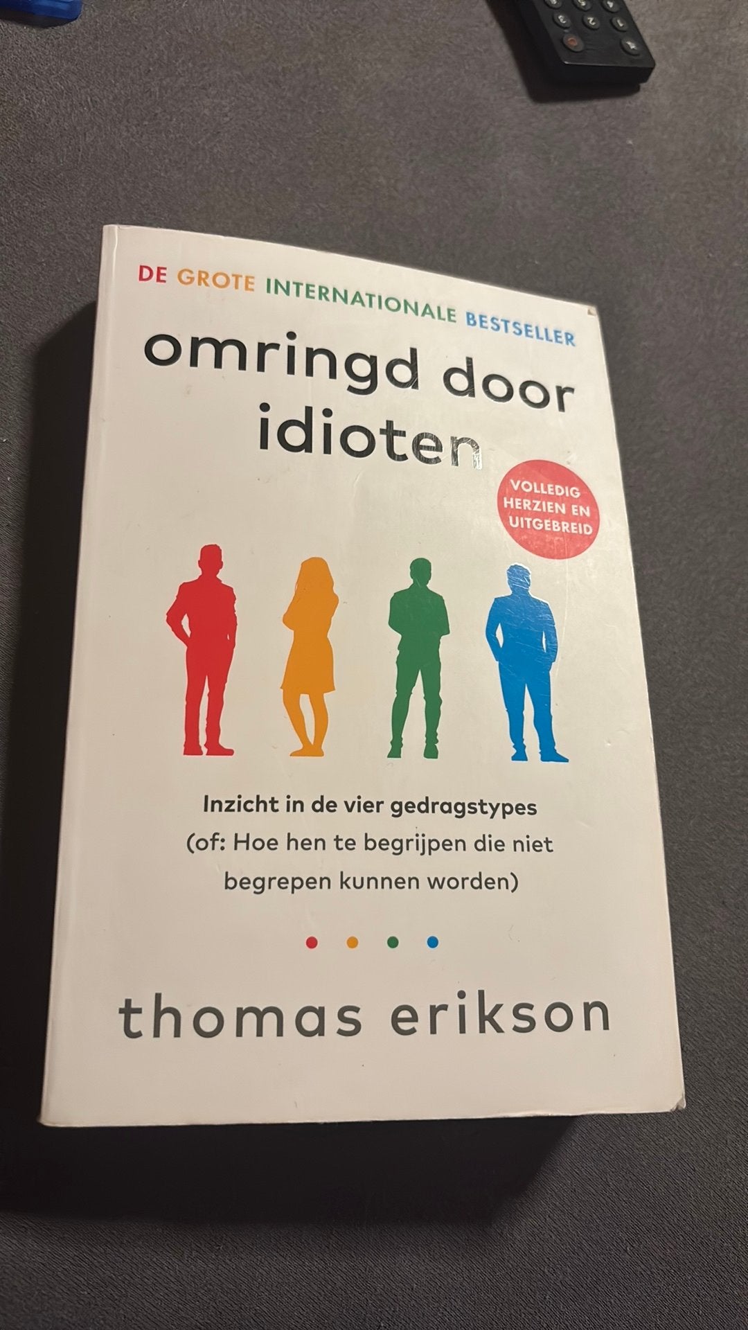 Boek - omringd door idioten, Livres, Enlèvement ou Envoi, Utilisé