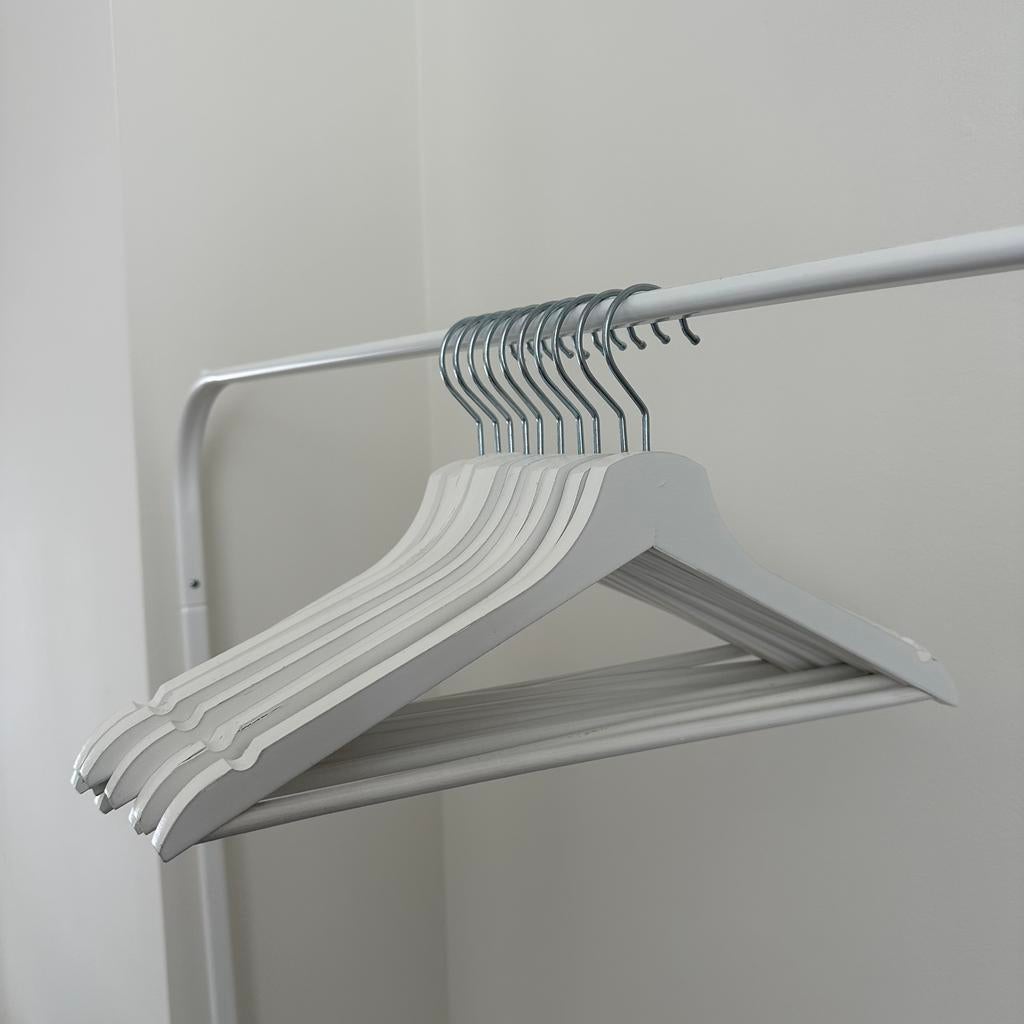 12 kleerhangers in wit (IKEA), Ophalen, Zo goed als nieuw, Hout