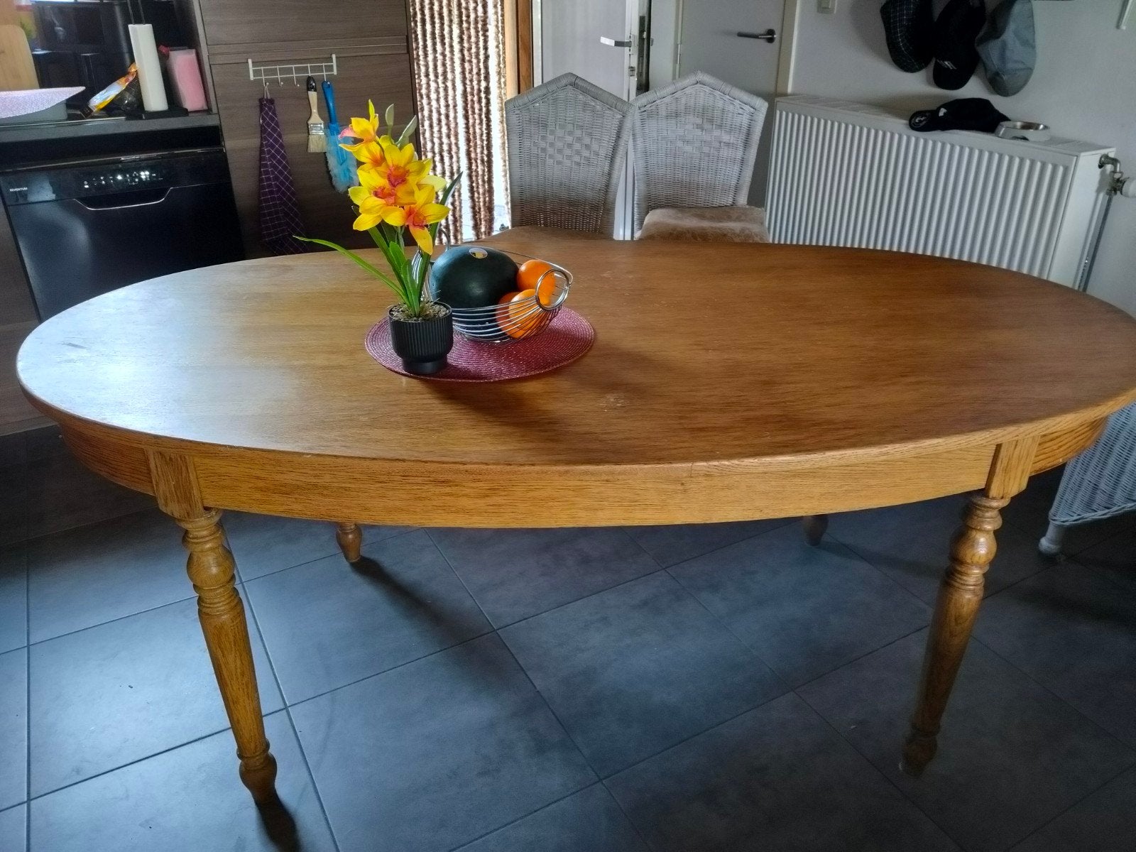 Massive houten tafel,oval, Ophalen