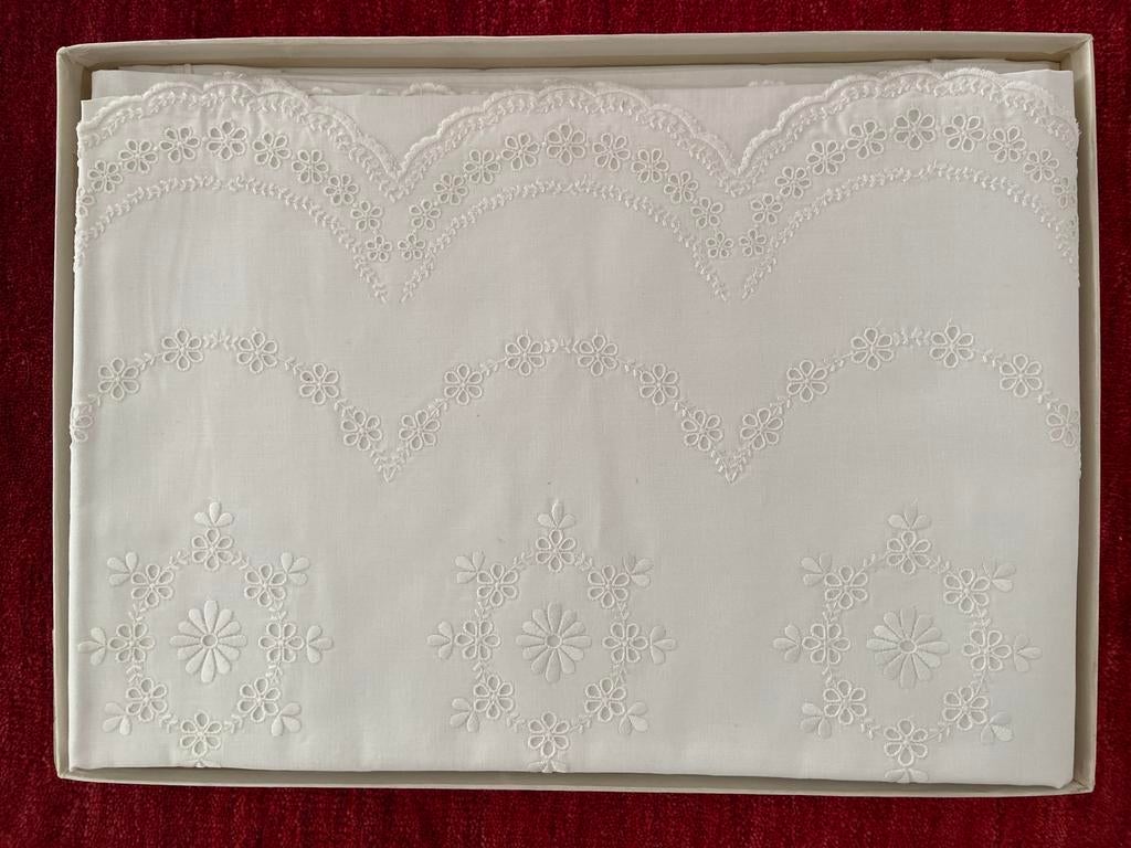 Mooie witte lakenset in engelse broderie-NIEUW!, Huis en Inrichting, Slaapkamer | Beddengoed, Wit, Overige typen, Ophalen of Verzenden