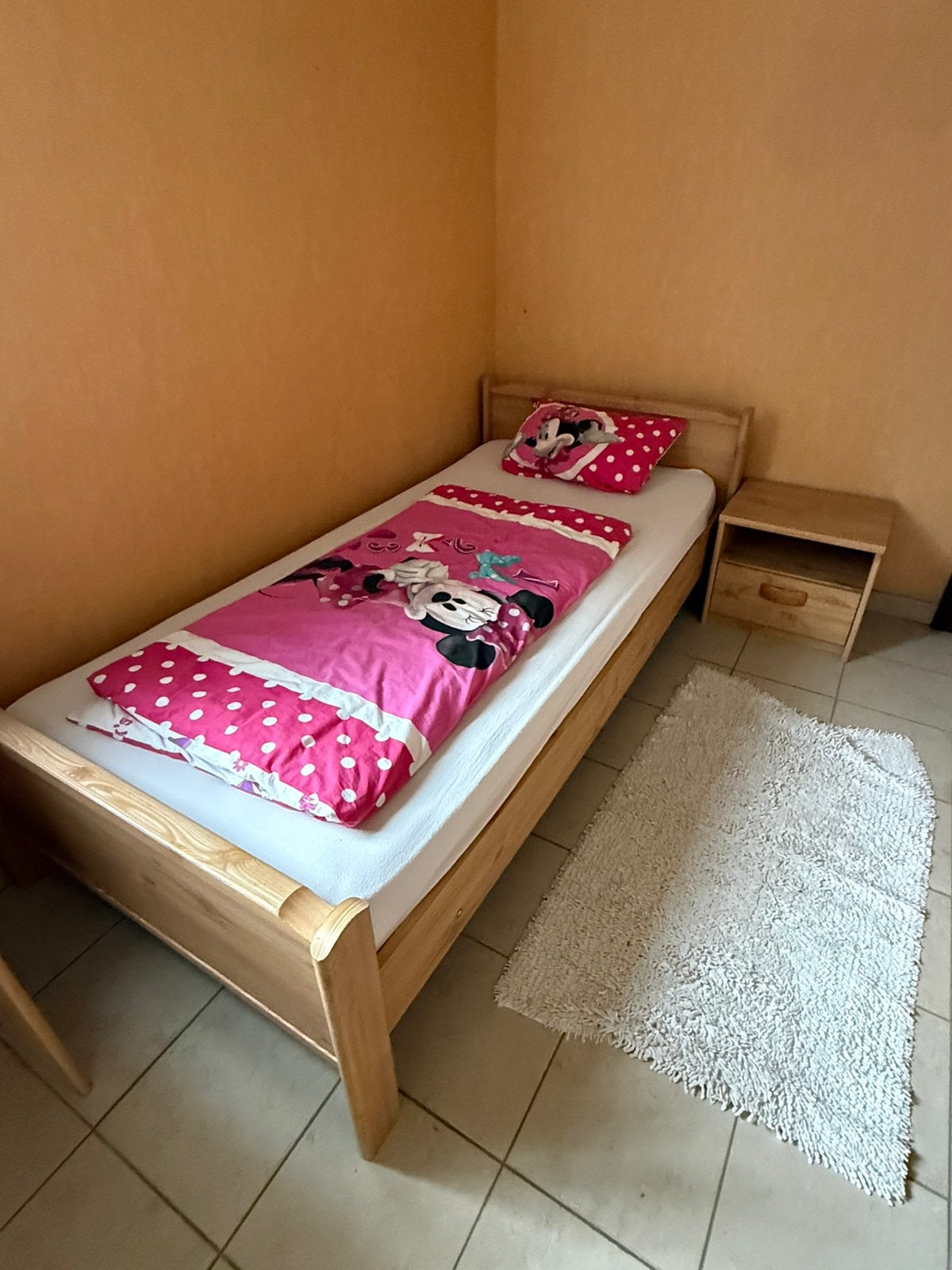 Kinderbed + nachttafel + bureau, Huis en Inrichting, Slaapkamer | Complete slaapkamers, Zo goed als nieuw, Ophalen