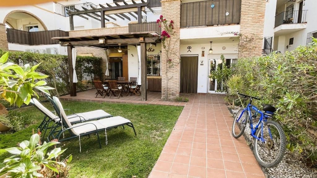 Ruim hoekappartement met 80m² privétuin, Immo, Dorp, Spanje, 2 kamers, Appartement