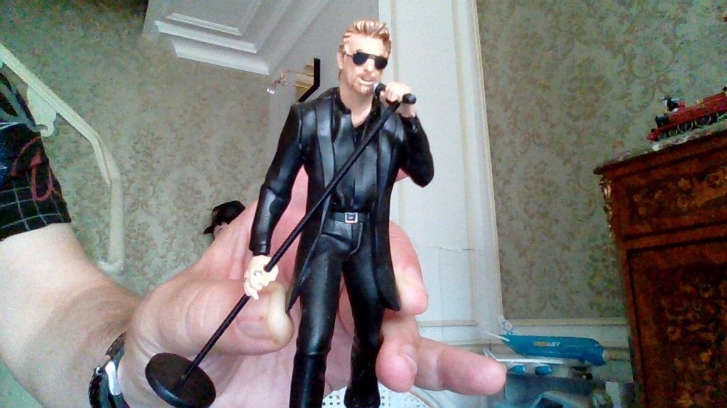 Figurine de johnny hallyday (faut le recoller sur le socle, Enlèvement