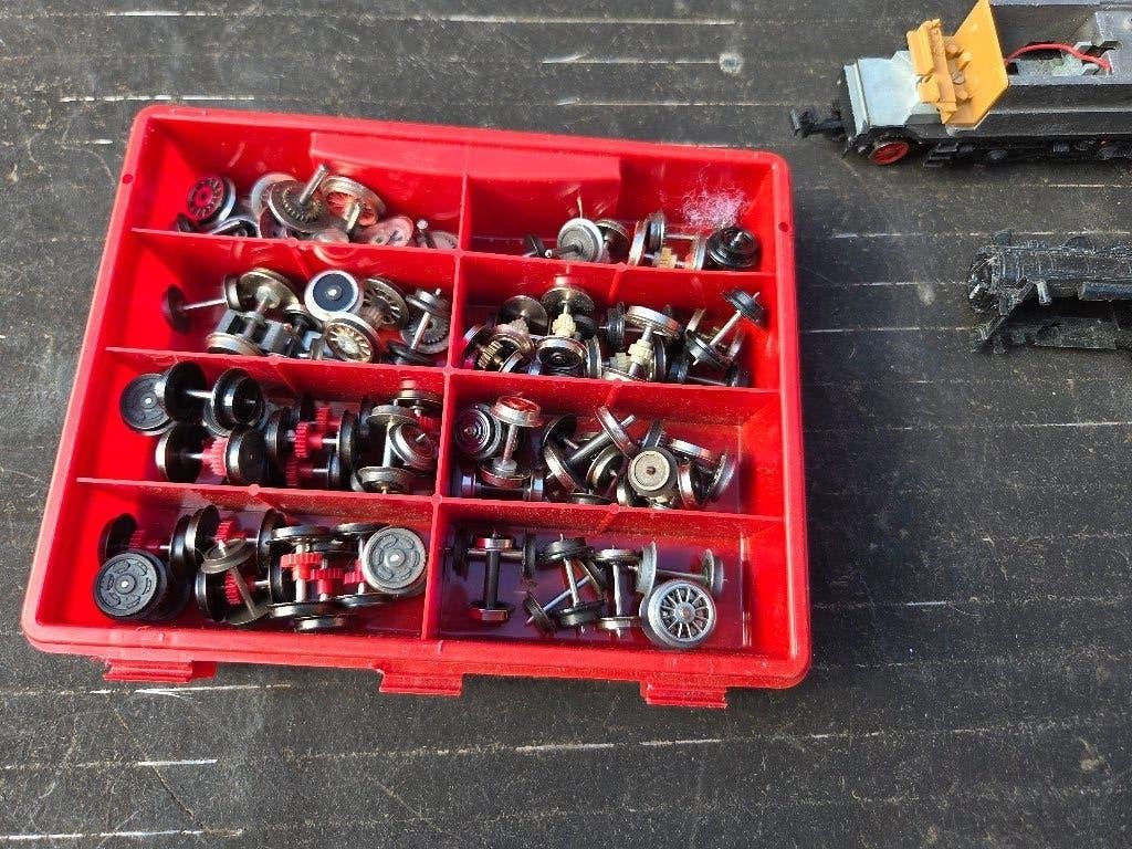 80 ROUES DE DIFFERENTS MÄRQUE+ LOCOMOTIVE PO, Ophalen of Verzenden, Zo goed als nieuw, Gelijkstroom of Wisselstroom, Locomotief
