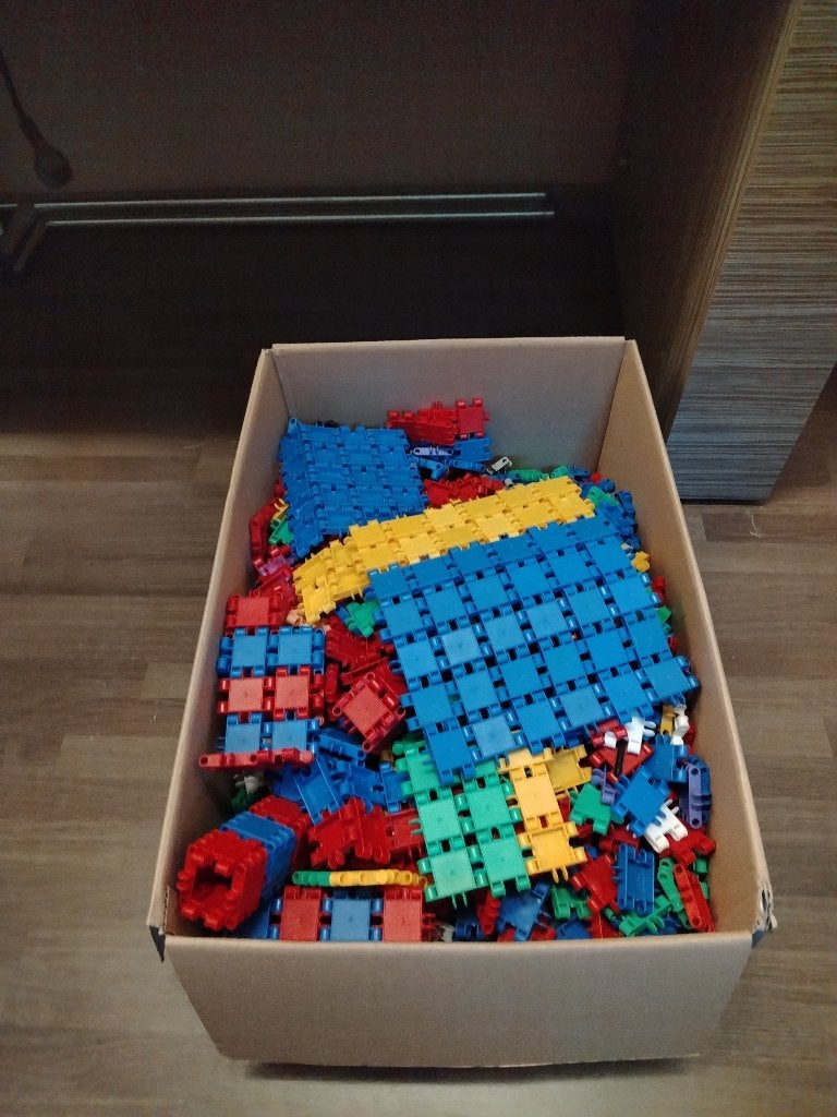 Grote doos vol knex blokjes, Ophalen