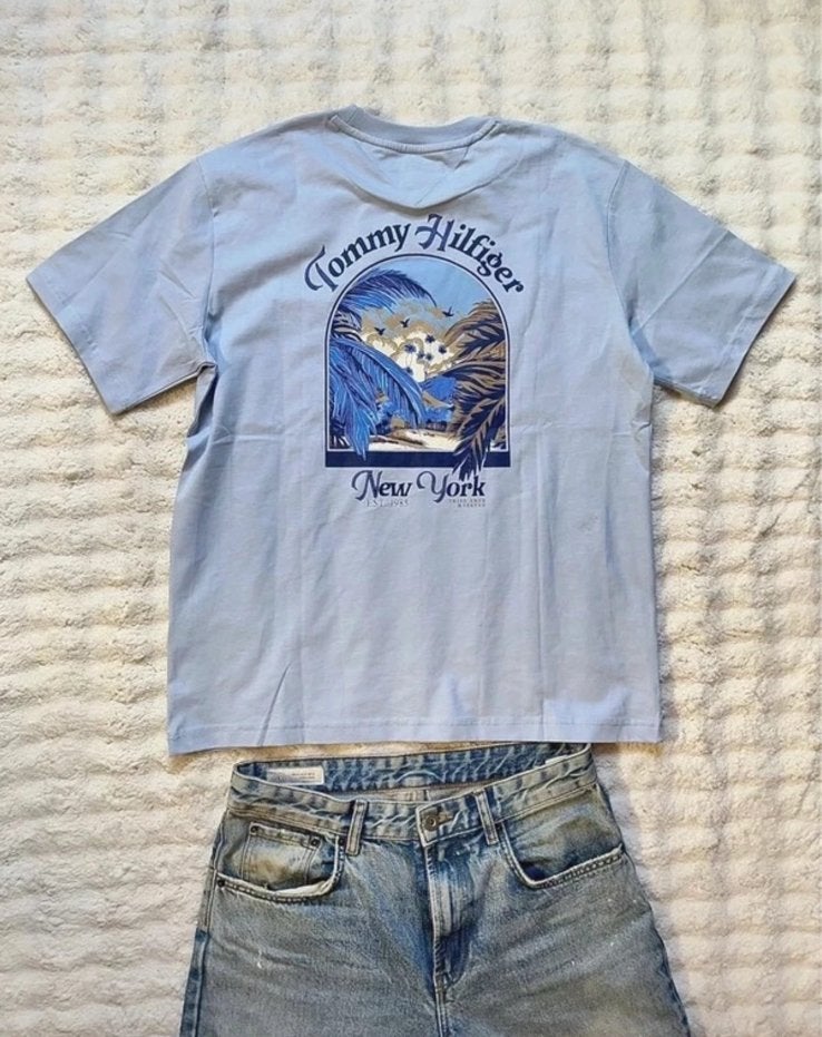 Lichtblauw T-shirt met grafische print Tommy Hilfiger - M, Ophalen of Verzenden, Nieuw, Maat 48/50 (M), Blauw