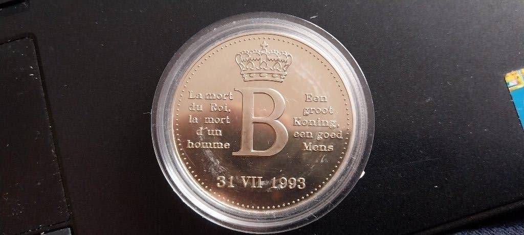 Officiële medaille - Hommage aan koning Boudewijn, Postzegels en Munten, Munten | België, Brons, Ophalen of Verzenden