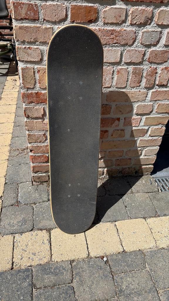 Een rood met wit skateboard lichte schade aan de onder kant, Sport en Fitness, Skateboarden, Ophalen, Gebruikt, Skateboard