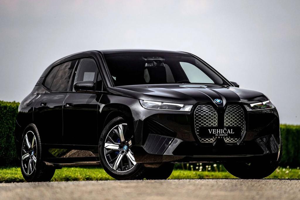 BMW iX xDrive40 M SPORT |PANO|MASSAGE|SOFTCLOSE|TREKHAAK|360, Auto's, BMW, Automaat, Zwart, 326 pk, IX