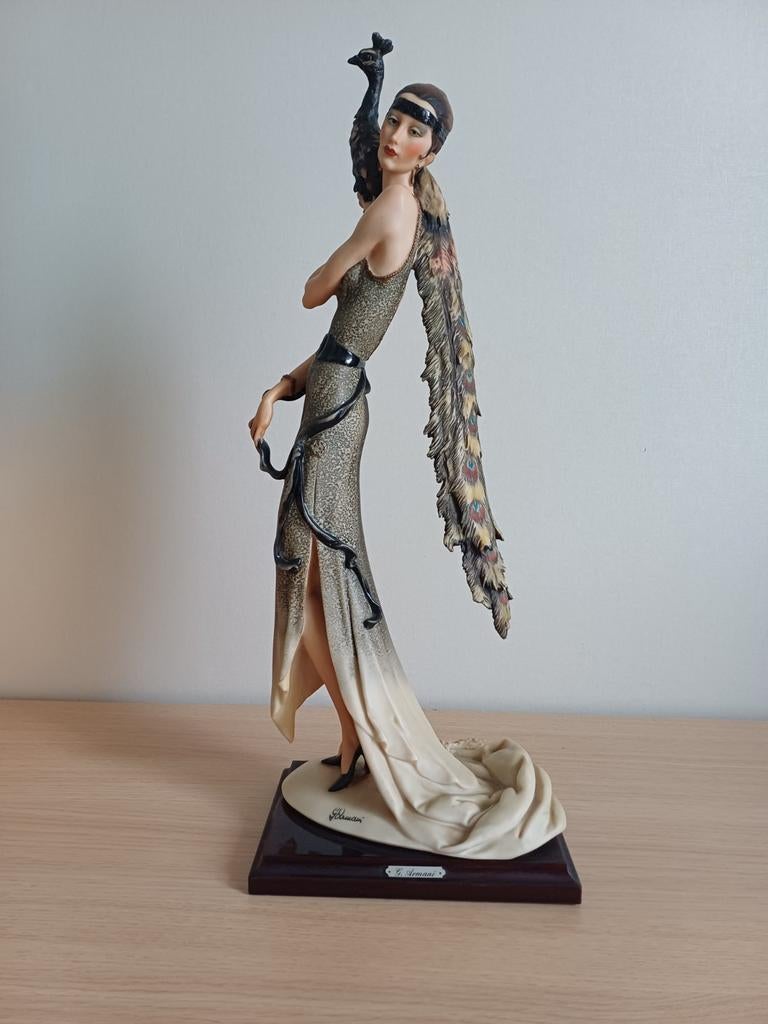 écriture
Belle statue de Giuseppe Armani — Signora avec pavo, Enlèvement, Statue