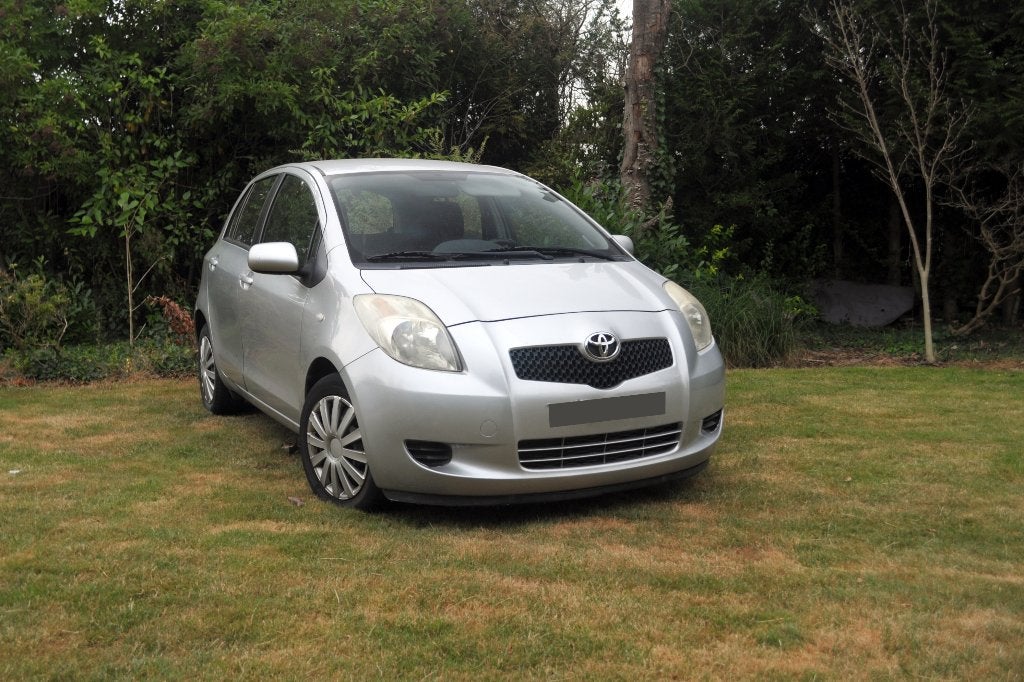 Toyota Yaris 1300cc benzin 64KW 5-deurs airco gekeurd+carpas, Auto's, Voorwielaandrijving, 4 cilinders, Bedrijf, 5 zetels
