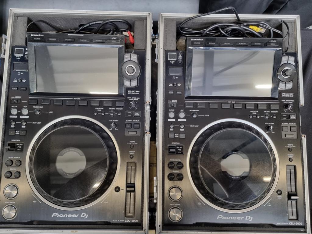 2 x CD3000 met flightcase, Ophalen, Zo goed als nieuw, Draaitafel, Pioneer