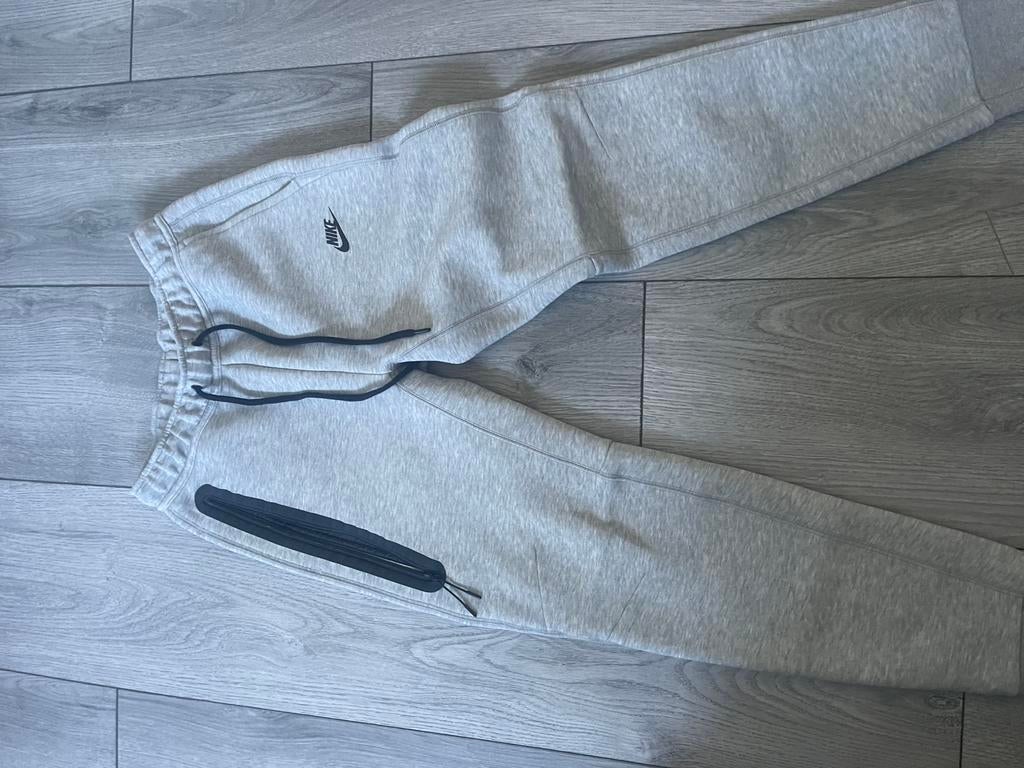 Nike tech broek, Enlèvement, Neuf, Gris, W28 - W29 (confection 36)