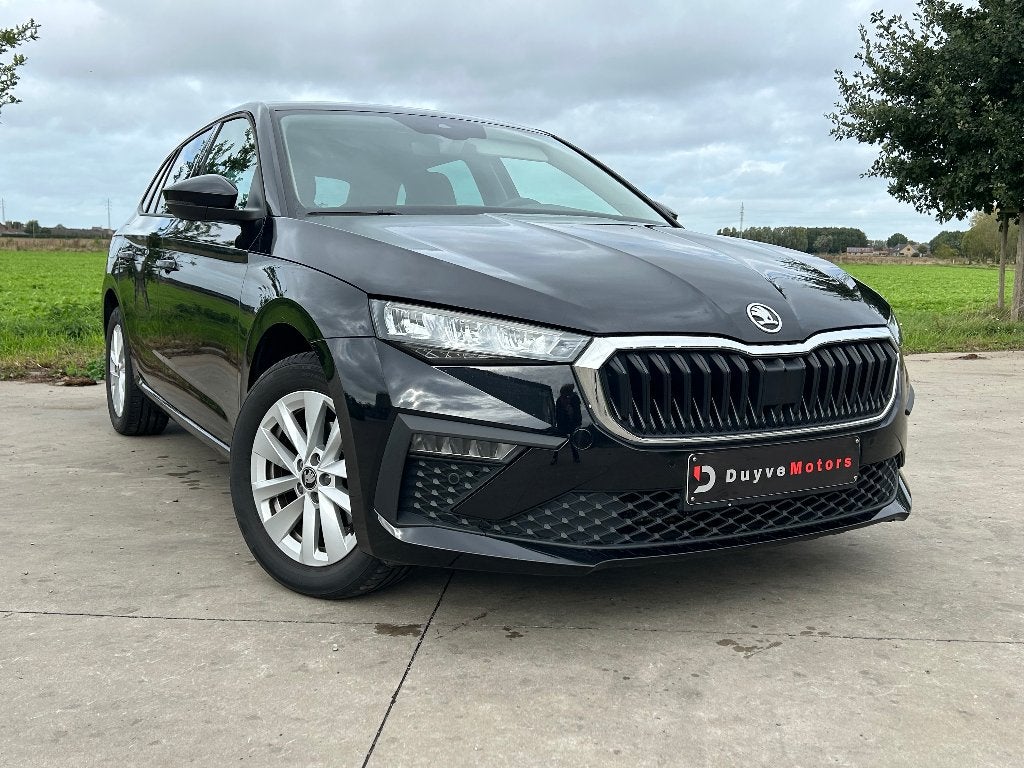 Skoda Scala 1.0TSI Automaat 2025 met nog fabrieksgarantie, Auto's, Dealer onderhouden, Zwart, Bedrijf, 5 deurs