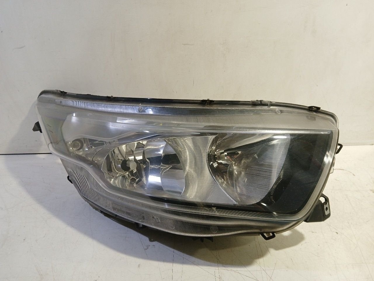 Koplamp rechts Iveco New Daily, Onderdelen@venauto.nl, Van der Ven Autorecycling B.V., Ettenseweg 76, 4706 PB Roosendaal, The Netherlands