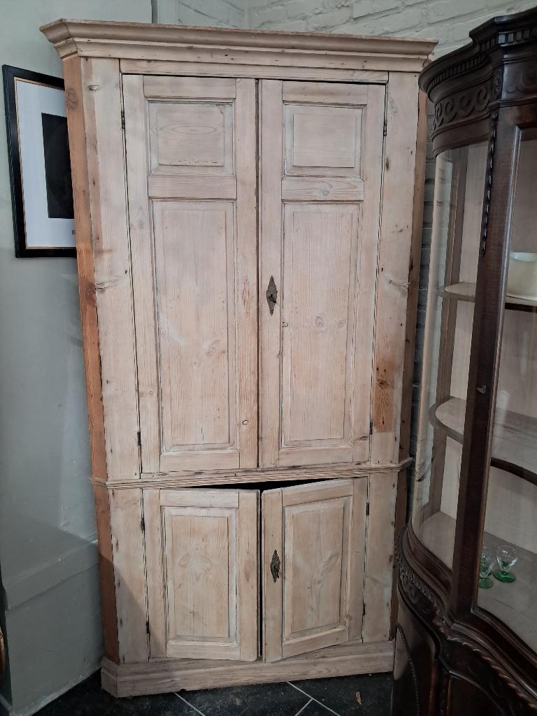 Armoire d'angle ancienne en pitch-pin, Enlèvement