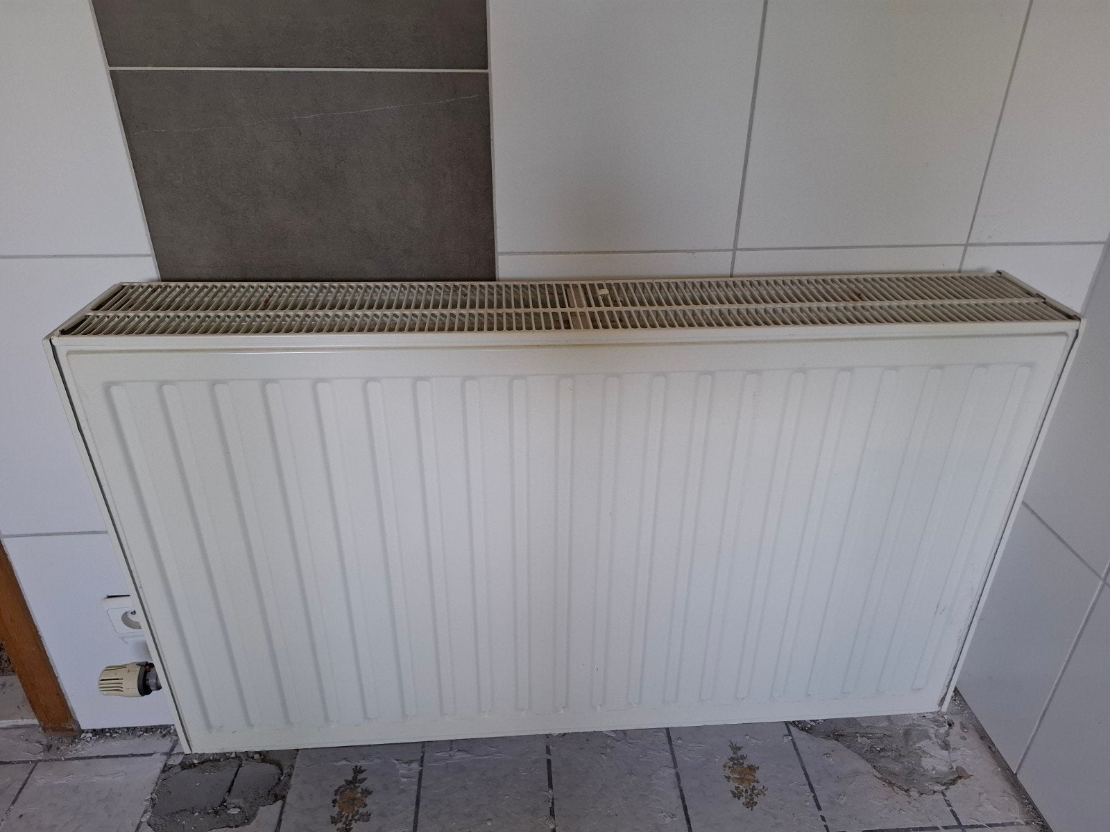 radiator met thermostaatkraan, Doe-het-zelf en Bouw, Ophalen, Radiator