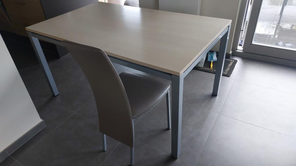 Stevige en ruime keukentafel (1,5m x 0,9m) met 4 stoelen, Huis en Inrichting, Ophalen