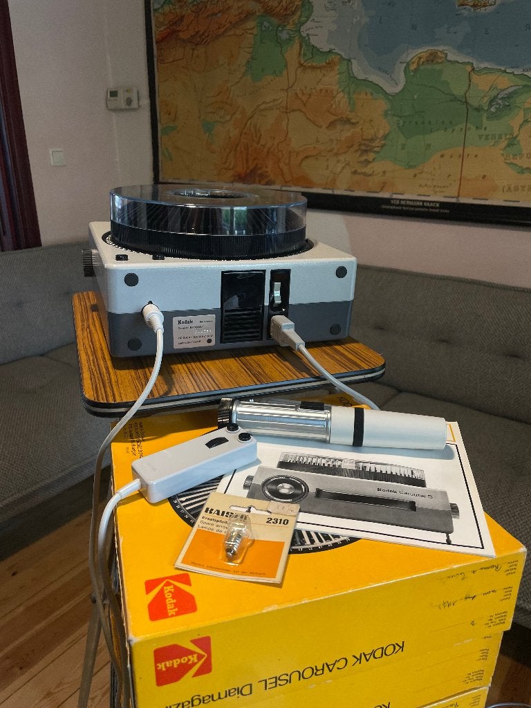 Kodak Carousel S diaprojector, magazijnen, projectietafel, Audio, Tv en Foto, Diaprojectoren, Ophalen, Gebruikt