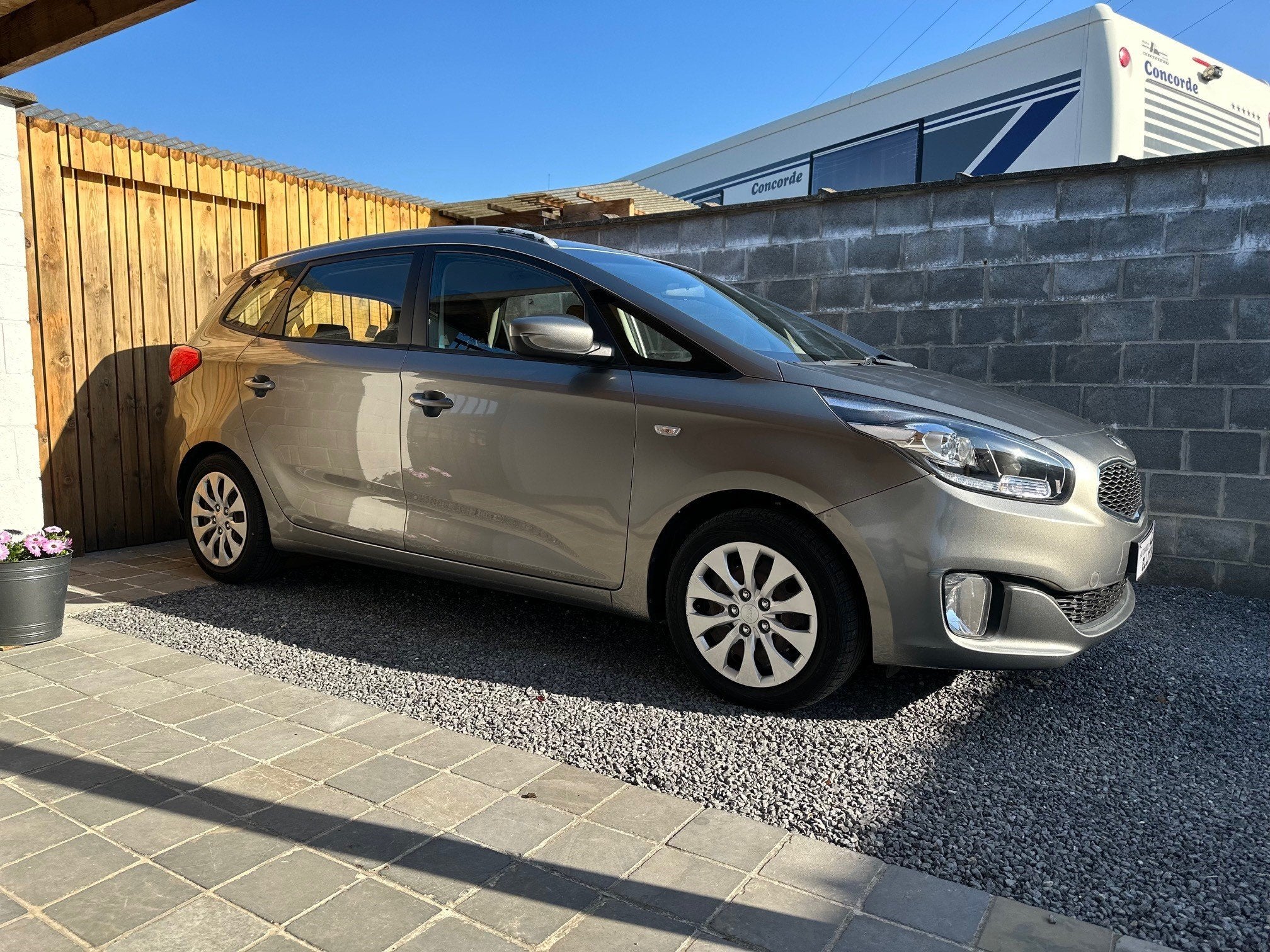 Kia Carens 1.6i Lounge Led Navigatie BT Pdc Slechts 22000km, Voorwielaandrijving, Gebruikt, Zwart, 4 cilinders