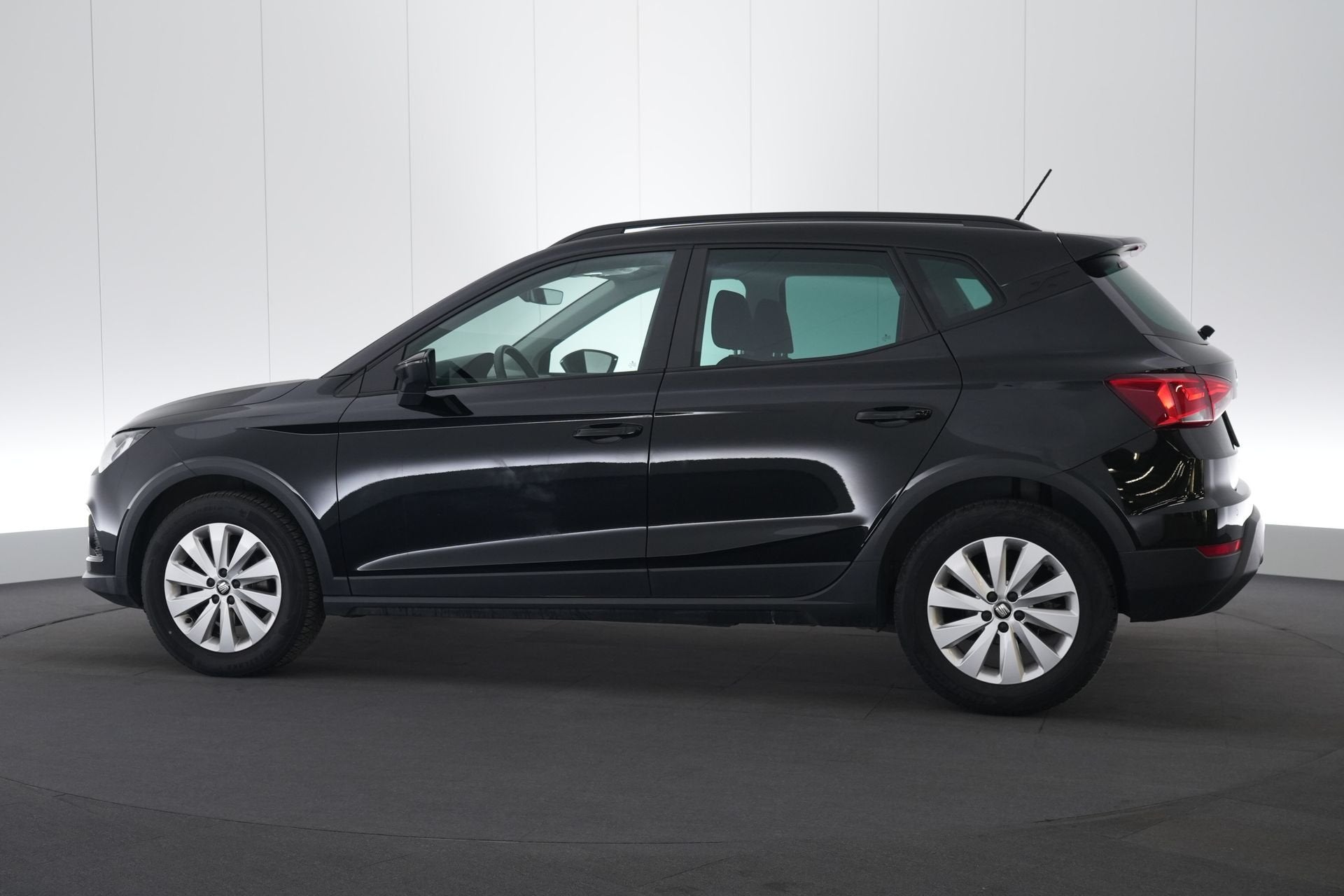 (2AXH808) SEAT ARONA, Auto's, Stof, Zwart, Bedrijf, 5 zetels