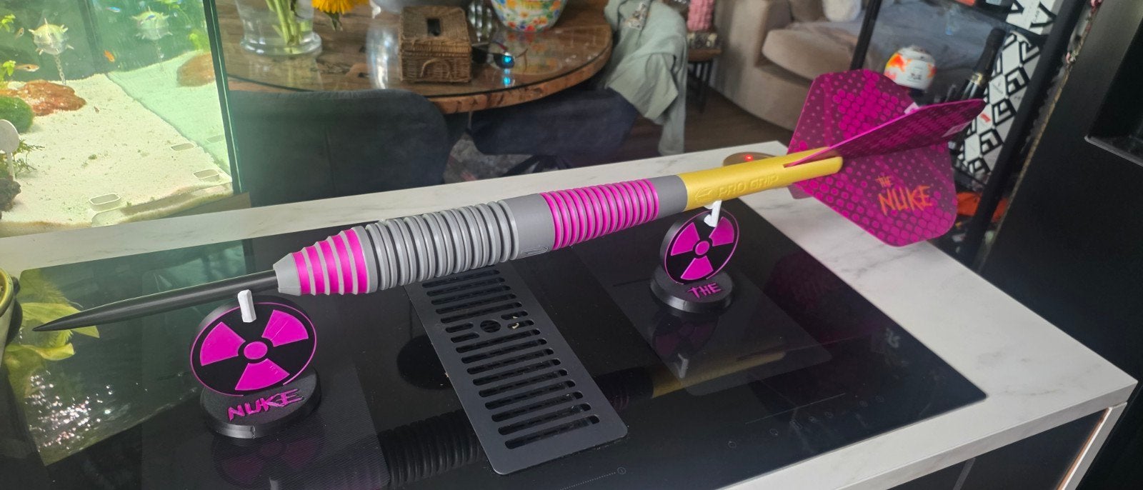 Deze indrukwekkende Nuke XXL Dartpijl van ruim 90cm lang, Ophalen of Verzenden, Nieuw, Pijlen