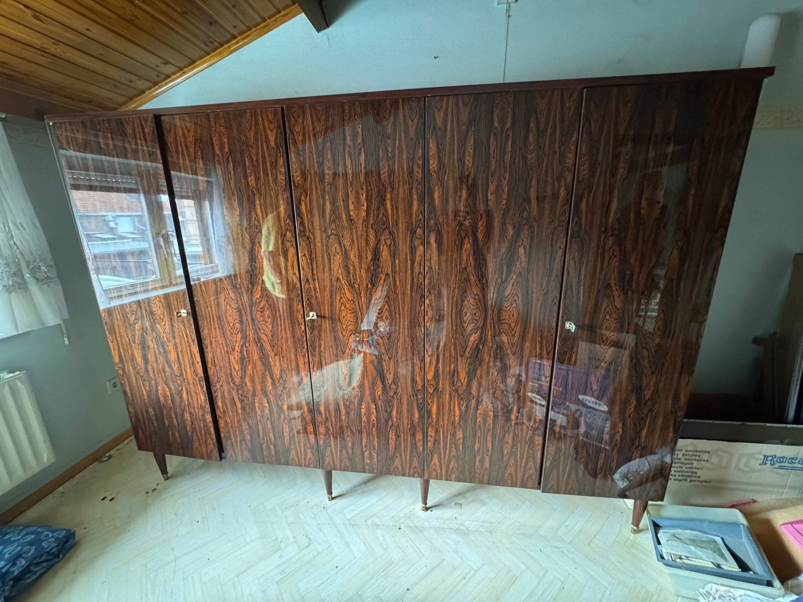 Armoire style acajou brillant, Enlèvement
