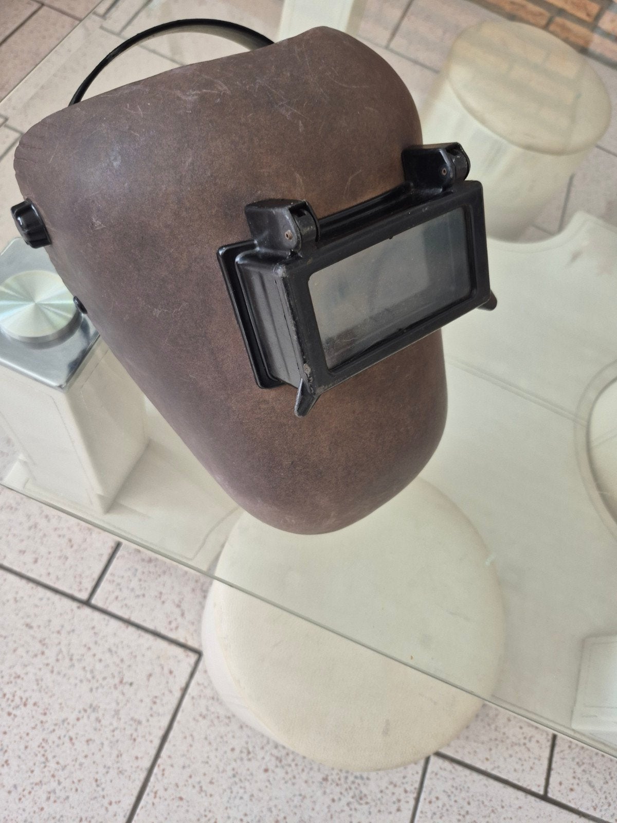 casque de soudure., Enlèvement