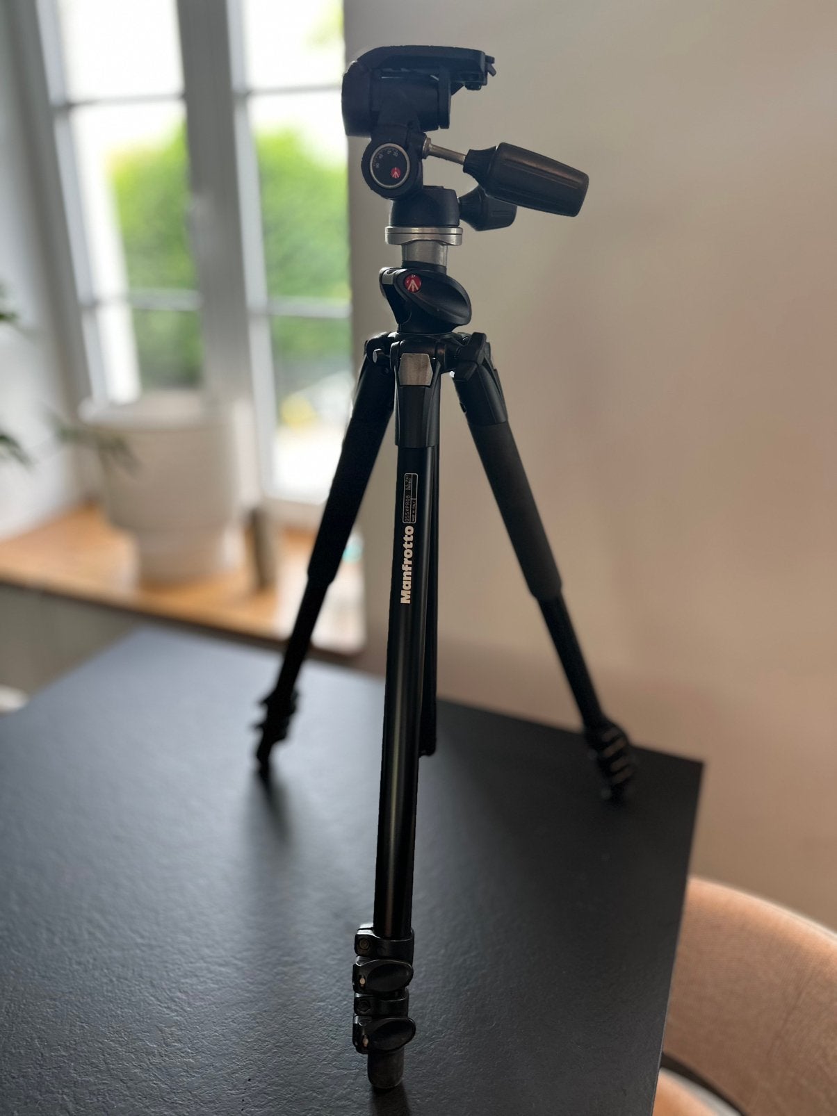 Trépied Manfrotto 055XPROB + rotule 804RC2 – Très bon état, Avec rotule, Comme neuf, Enlèvement, Manfrotto