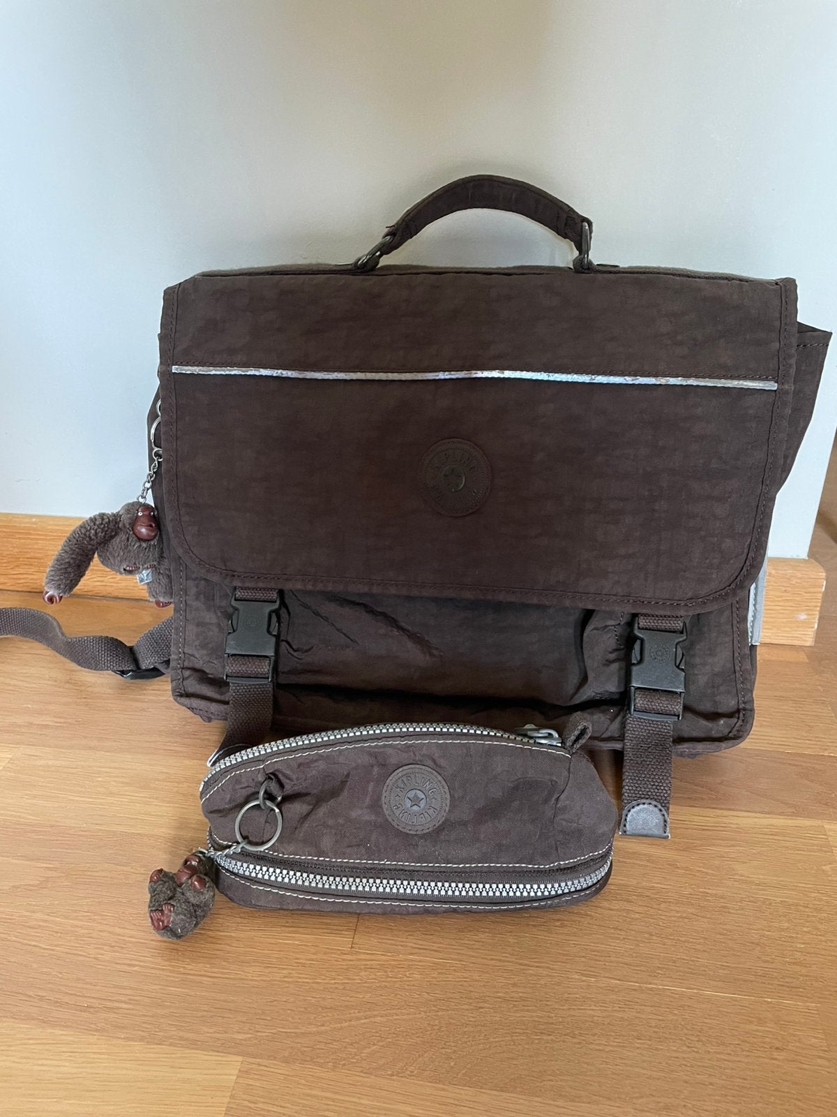 Bruine boekentas Kipling + gratis pennenzak - VERKOCHT, Enlèvement ou Envoi, 30 à 40 cm, Brun, Utilisé