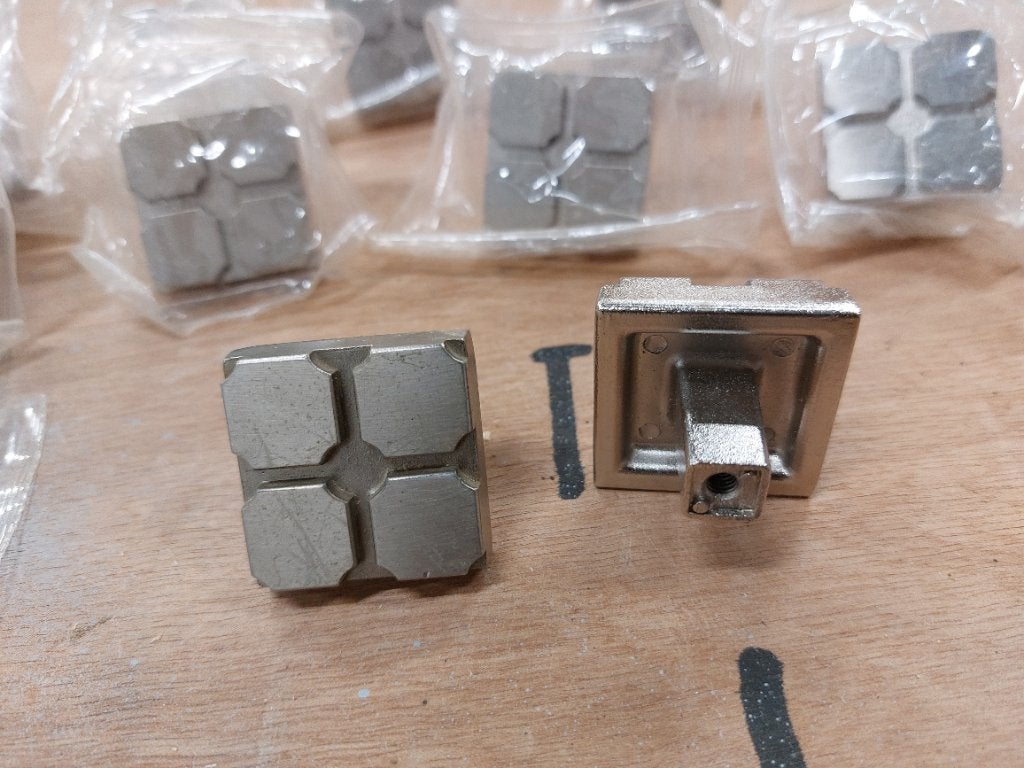 10 et 2 boutons pour meubles, Maison & Meubles, Moins de 100 cm, Comme neuf, Métal, Moins de 50 cm