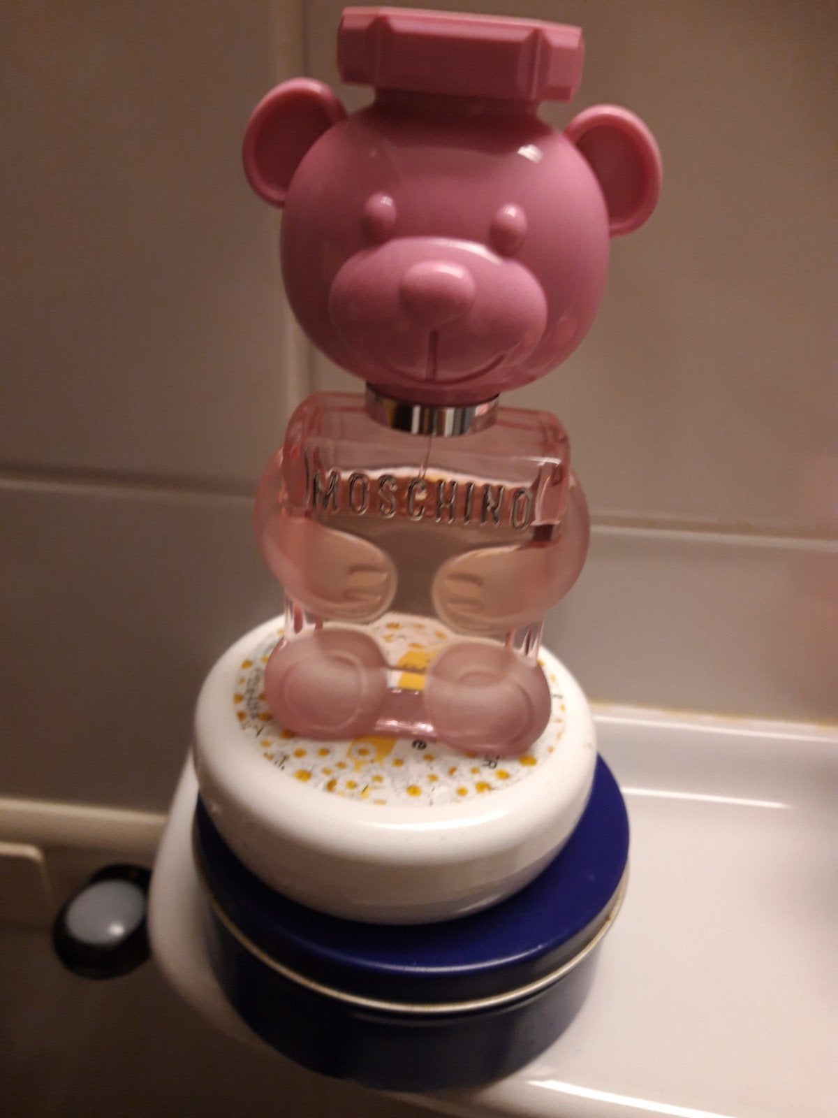 Parfum moschino, Ophalen