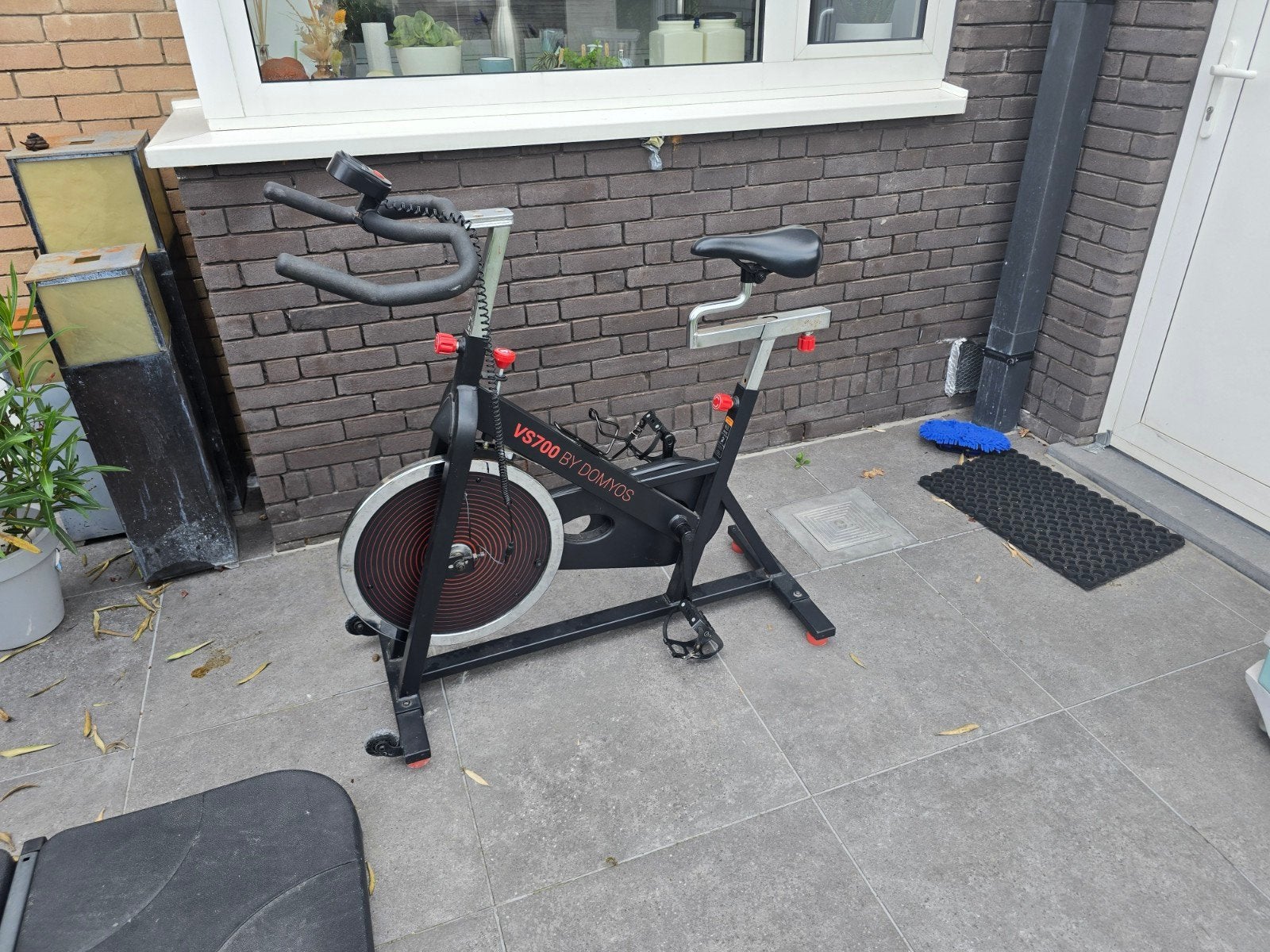 Domyos VS700 spinningfiets / hometrainer - goede staat, Sport en Fitness, Fitnessapparatuur, Gebruikt, Spinningfiets, Benen, Metaal
