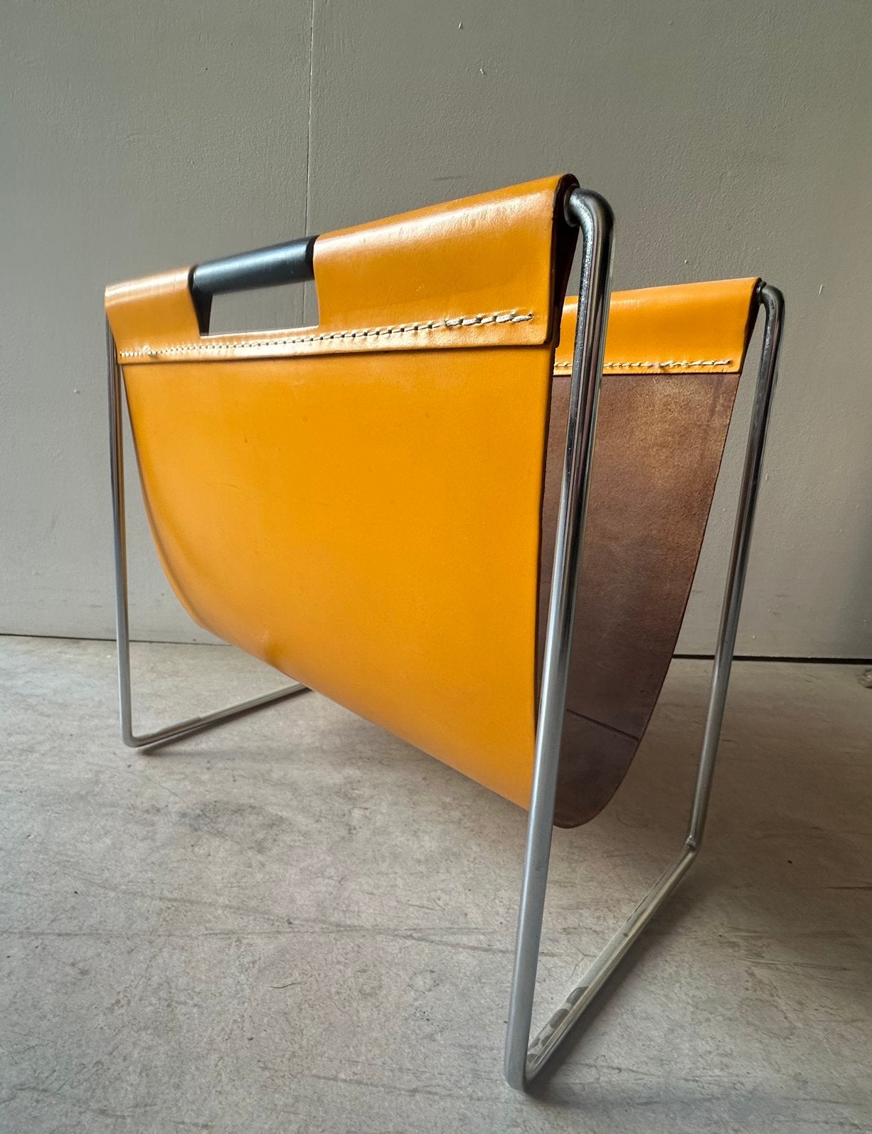 porte-revues vintage Brabantia des années 60/70, Maison & Meubles, Porte-revues, Enlèvement ou Envoi, Cuir, Utilisé
