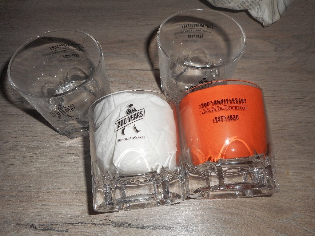 4 x whisky glazen johnnie walker 200 years, Collections, Verres & Petits Verres, Enlèvement ou Envoi, Neuf, Verres et Verres à shot